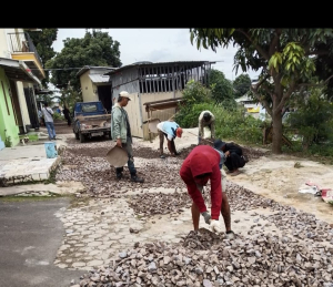 Lapor Bunda Eva.?Dugaan Pekerjaan Proyek Jalan Sanggat Tipis,Dan Paving blok tidak di bongkar Menyalahi Prosedur