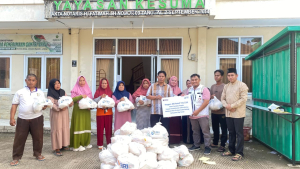 BRI Kanca Kotabumi Salurkan Paket Sembako Gratis untuk Warga di Way Kanan