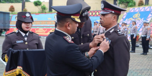 Kapolres Tanggamus Sematkan Satyalencana Pengabdian dari Presiden RI kepada Sembilan Personelnya