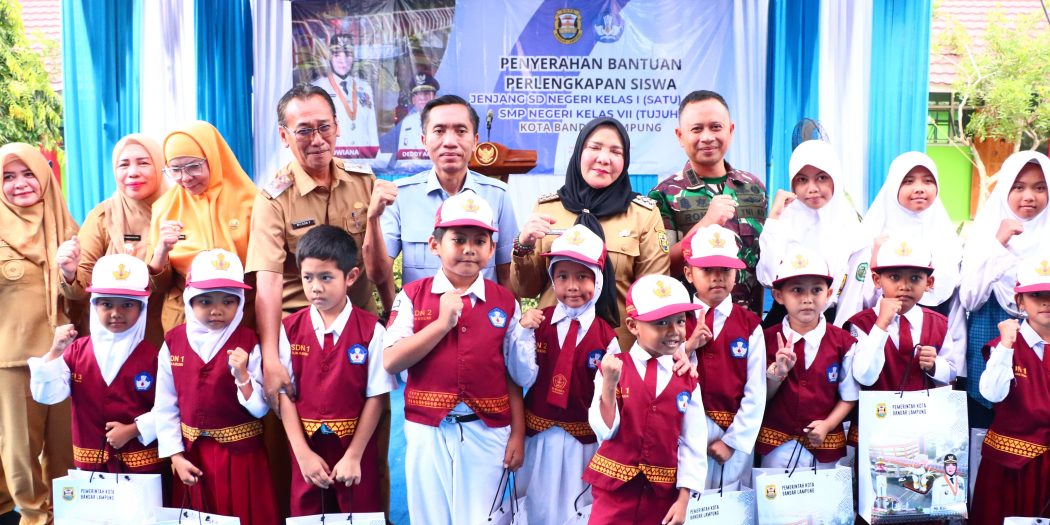 Pemkot Bandar Lampung Salurkan Bantuan Perlengkapan Sekolah Siswa SD dan SMP