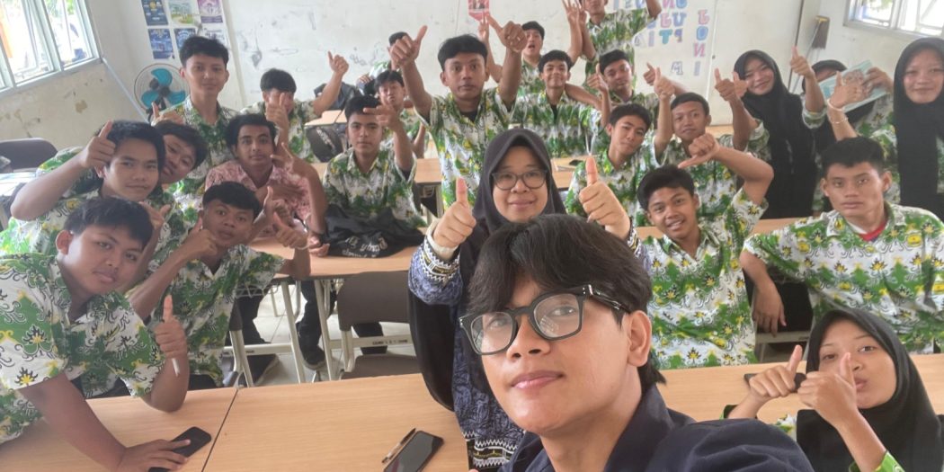 Dosen dan Mahasiswa IIB Darmajaya Memotivasi Semangat Wirausaha Siswa SMKN 1 Bandar Lampung