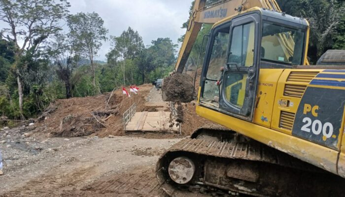 Hujan Putuskan Akses Jalan di Humbang Hasundutan, Pemkab Kerahkan Excavator