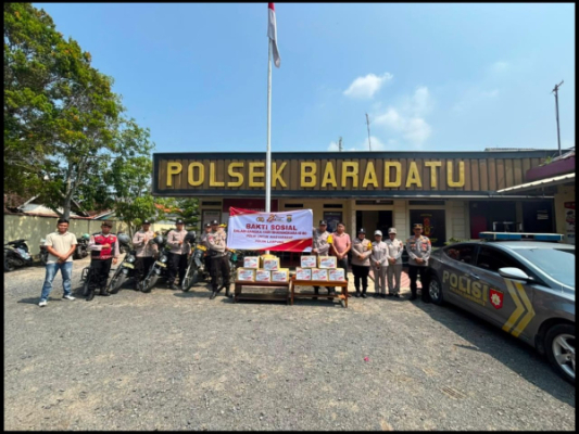 Sambangi Warga, Polsek Baradatu Salurkan Bansos Hari Bhayangkara ke-80