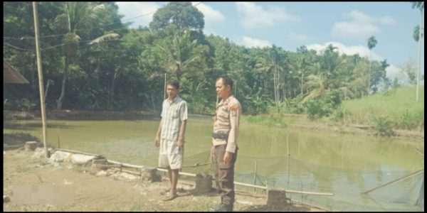 Dukung Ketahanan Pangan, Polsek Gunung Labuhan Sambangi Budidaya Kolam Ikan Warga di Kampung Negeri Sungkai