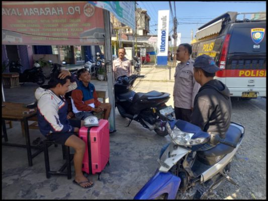 Polres Way Kanan Sambangi Loket Bus, Polisi Berikan Imbauan Kamtibmas dan Call Center 110