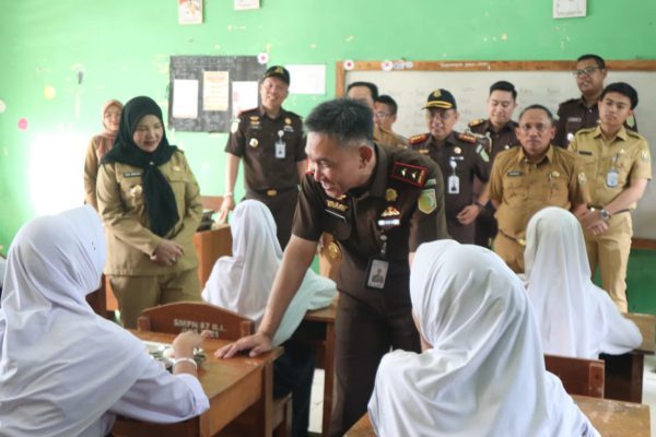 Wali Kota Eva Dwiana Dampingi Kajati Lampung Tinjau Program MBG di Dua Sekolah