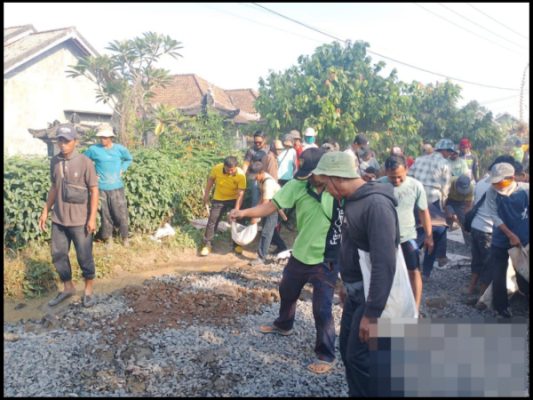 Kompak! Polsek Banjit Bersama Forkopimcam dan Warga Gelar Gotong Royong Perbaiki Jalan Poros Rebang Tinggi