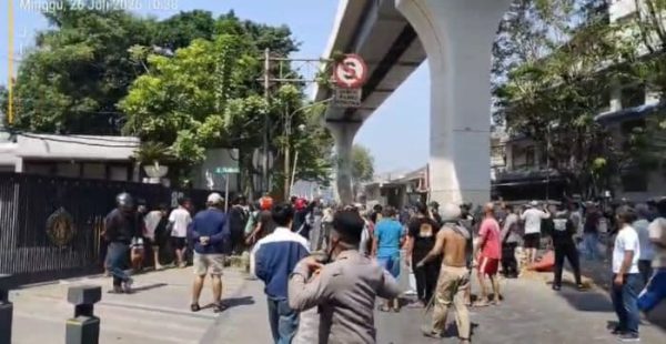 Bentrokan di Menteng, 2 Orang Luka dan 1 Motor Terbakar