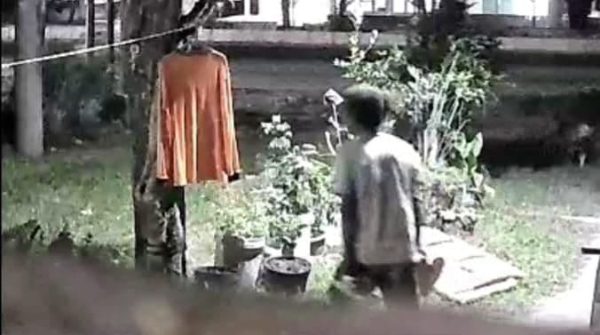 Terekam CCTV, Pria Diduga Bawa Sajam Resahkan Warga di Siantar Utara