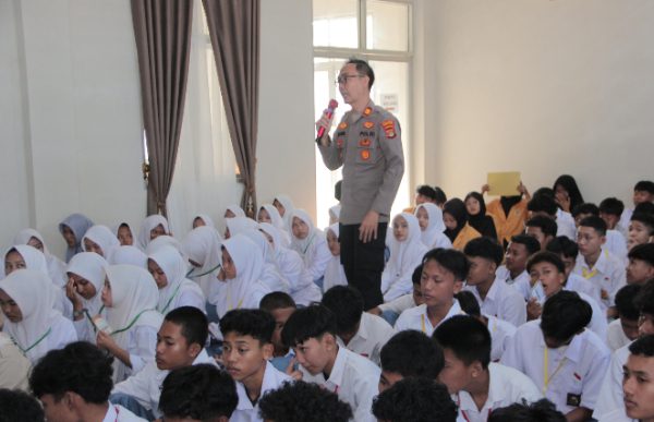 Polsek Abung Semuli Bekali Ratusan Siswa Baru SMK Muhammadiyah dengan Edukasi Bahaya Narkoba dan Bullying