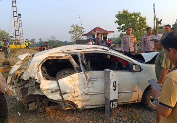 Daihatsu Ayla Tertabrak Kereta Api di Negararatu Dua Remaja Meninggal Dunia