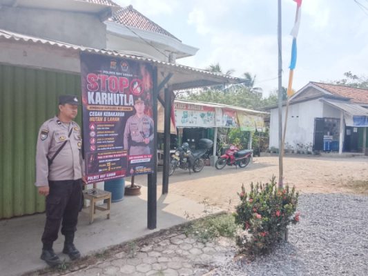 Cegah Karhutla di Musim Kemarau, Bhabikamtibmas Polsek Umpu Semenguk Pasang Banner Himbauan*