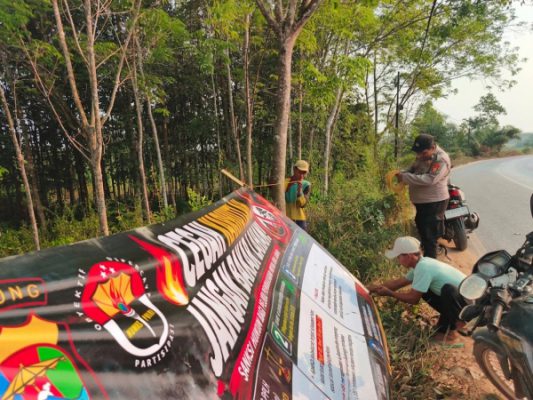 Cegah Karhutla di Musim Kemarau, Bhabinkamtibmas Pasang Banner Imbauan di Negeri Besar
