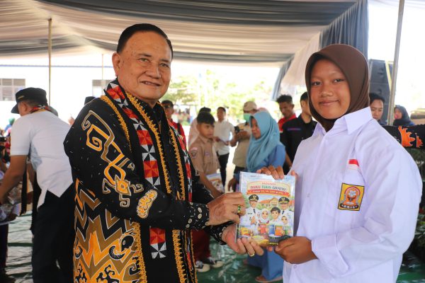 Terima Seragam Sekolah Gratis, Orang Tua Wali Murid Ucapkan Terima Kasih kepada Bupati Parosil dan Pemkab Lampung Barat