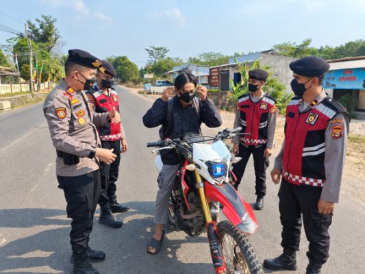 Cegah Gangguan Pernapasan Akibat Abu Vulkanik, Polisi di Way Kanan Bagikan Masker kepada Masyarakat