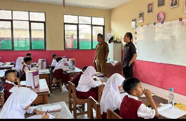 Gandeng RMD Team, Ketua Komisi IV DPRD Bandar Lampung Asroni Paslah Perbaiki Kusen Lapuk di SDN 3 Rajabasa Jaya