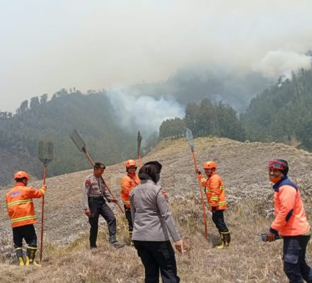Tim Gabungan Bersatu Padu Tak Kenal lelah Padamkan Api Karhutla,Lelah Tak Terasa Demi Alam Terjaga