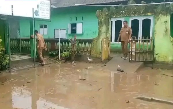 Banjir bandang menerjang sejumlah pekon di Kecamatan Kotaagung Barat, Kabupaten Tanggamus, Lampung, Selasa, 22 September 2026 dini hari.