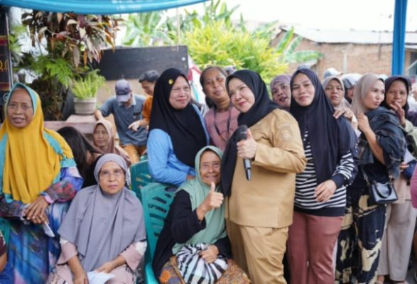 Menyalurkan Bantuan Beras Ke Masyarakat yang Terdampak Kondisi